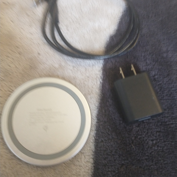 Blackweb Fast Charging Qi Wireless Pad (White),. Comes with charger and a cube - Picture 2 of 5